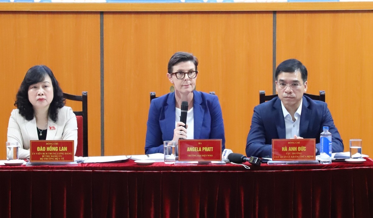 TS. Angela Pratt (giữa), Trưởng Đại diện Tổ chức Y tế Thế giới (WHO) tại Việt Nam, chia sẻ quan điểm về dự án Luật. Ảnh: Trần Minh.