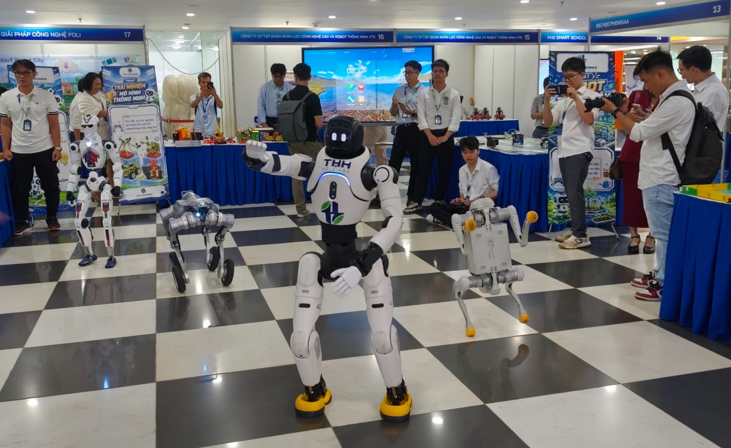 Robot biểu diễn tại một triển lãm về robot ở Hà Nội vừa qua. Ảnh: B.B