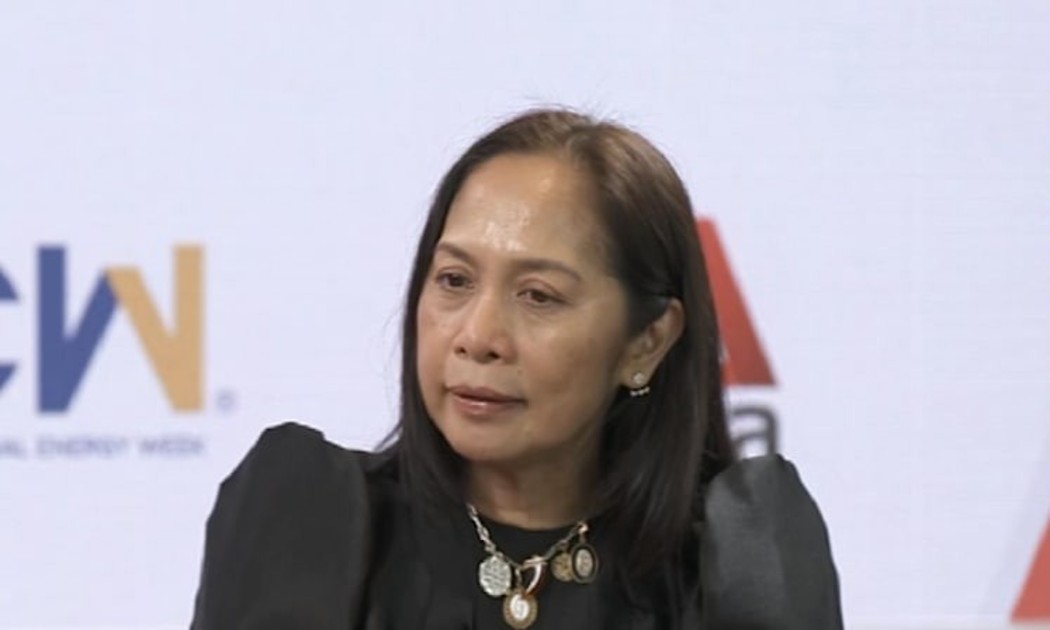Bộ trưởng Năng lượng Philippines Sharon Garin trả lời phỏng vấn phóng viên Roland Lim của CNA bên lề Tuần lễ Năng lượng Quốc tế Singapore. Ảnh: CNA.