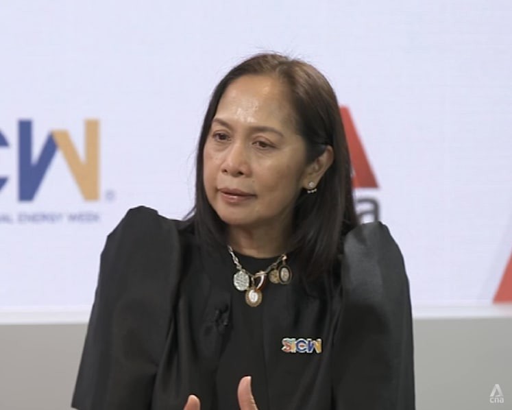 Bộ trưởng Năng lượng Philippines Sharon Garin trả lời phỏng vấn phóng viên Roland Lim của CNA bên lề Tuần lễ Năng lượng Quốc tế Singapore. Ảnh: CNA.