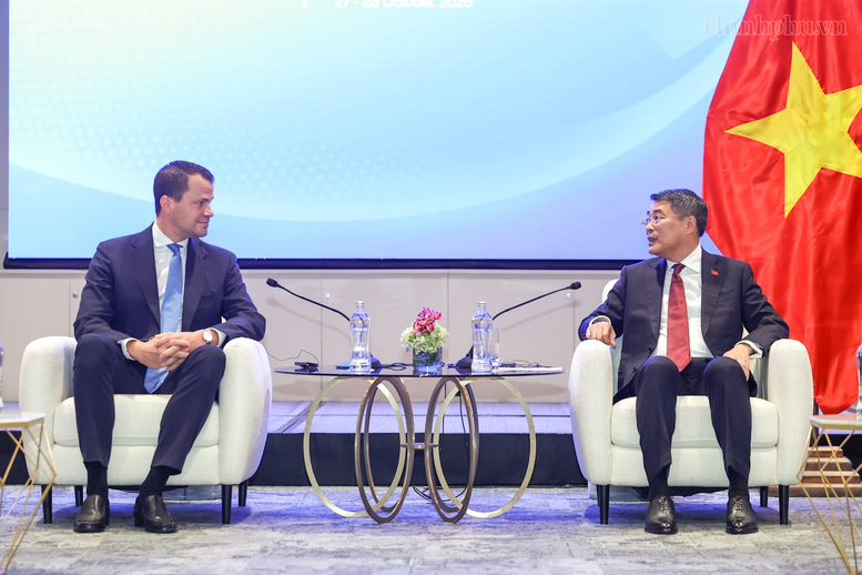 Thủ tướng Lê Minh Hưng tiếp ông Stephan Mergenthaler, Giám đốc điều hành Diễn đàn Kinh tế Thế giới (WEF) - Ảnh: chinhphu.vn/Nhật Bắc
