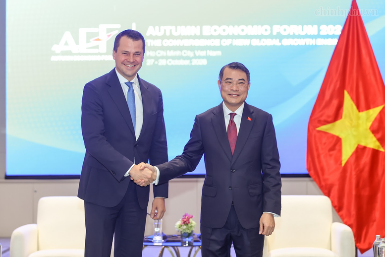 World Economic Forum leader praises Vietnam's strategic role in global context