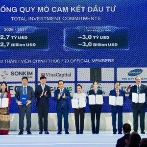 Lãnh đạo TPHCM chúc mừng đại diện 10 thành viên chính thức của Trung tâm Tài chính quốc tế Việt Nam tại TPHCM. Ảnh: HCMC C4IR