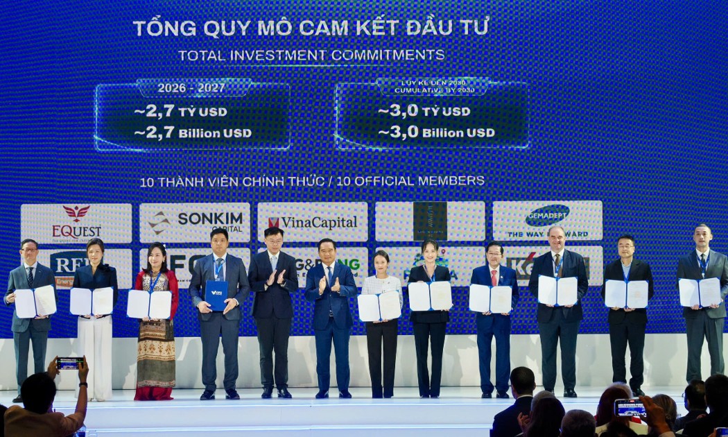 Lãnh đạo TPHCM chúc mừng đại diện 10 thành viên chính thức của Trung tâm Tài chính quốc tế Việt Nam tại TPHCM. Ảnh: HCMC C4IR