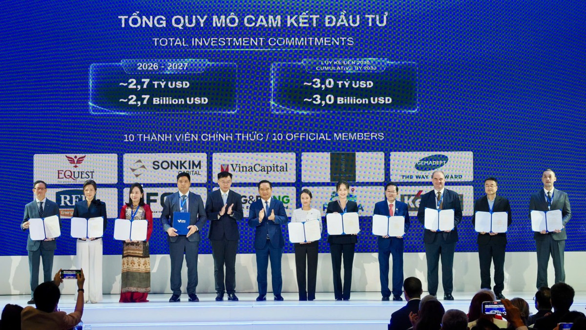 Lãnh đạo TPHCM chúc mừng đại diện 10 thành viên chính thức của Trung tâm Tài chính quốc tế Việt Nam tại TPHCM. Ảnh: HCMC C4IR