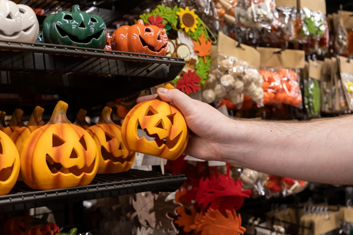 Các nhà bán lẻ năm nay đã trưng bày nhiều mẫu bí ngô Halloween kích thước nhỏ và giá rẻ. Ảnh: NRF