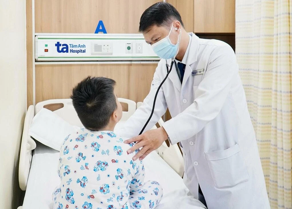Bác sĩ Hùng kiểm tra sức khỏe cho bệnh nhi trước khi xuất viện. Ảnh: Bệnh viện Đa khoa Tâm Anh