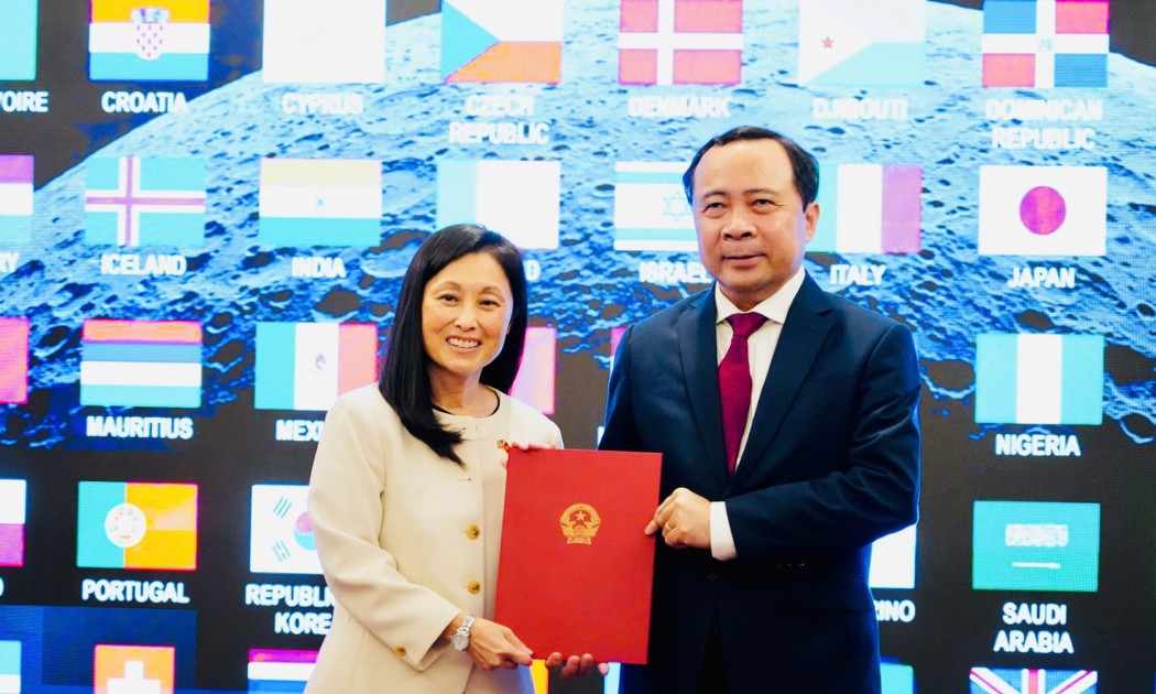 Bộ trưởng Khoa học và Công nghệ Vũ Hải Quân đại diện Việt Nam tiếp nhận văn kiện từ Đại sứ Mỹ tại Việt Nam. Ảnh: MST.