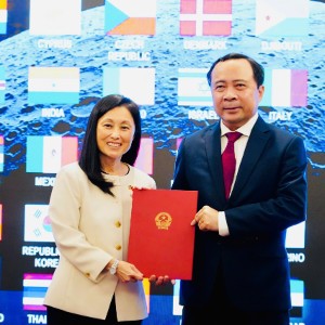 Bộ trưởng Khoa học và Công nghệ Vũ Hải Quân đại diện Việt Nam tiếp nhận văn kiện từ Đại sứ Mỹ tại Việt Nam. Ảnh: MST.