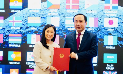 Bộ trưởng Bộ Khoa học và Công nghệ Vũ Hải Quân đại diện Việt Nam, trao văn kiện tới Đại sứ Mỹ tại Việt Nam Jennifer Wicks. Ảnh: MST.
