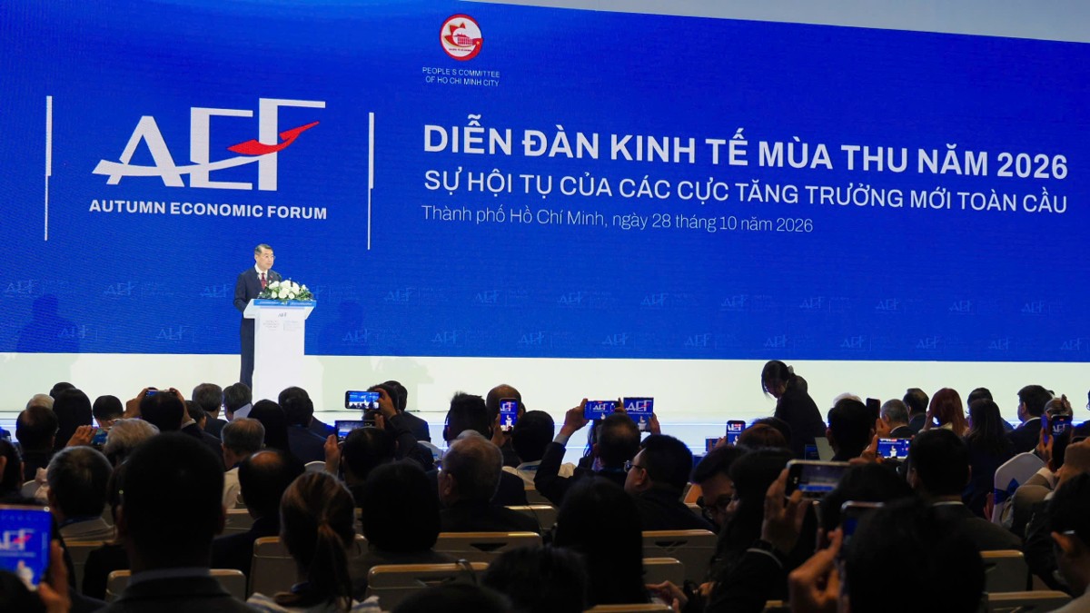 Thủ tướng Chính phủ phát biểu tại phiên toàn thể Diễn đàn Kinh tế Mùa thu năm 2026 (AEF 2026), với chủ đề “Sự hội tụ của các cực tăng trưởng mới toàn cầu”, trước đông đảo đại biểu trong nước và quốc tế vào ngày 28-10, tại TP.HCM. Ảnh: HCMC C4IR