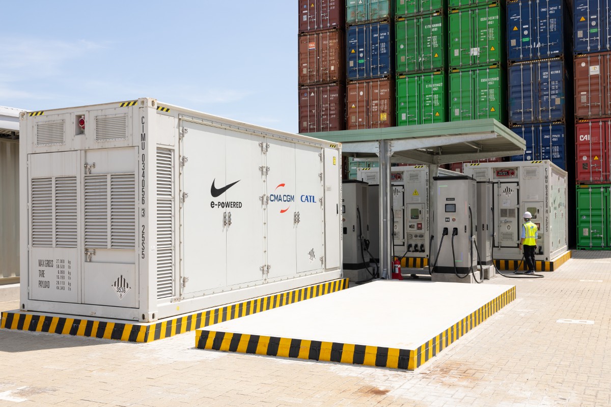 Trạm sạc pin năng lượng mặt trời tại Gemadept - Ảnh: Minh Hà.