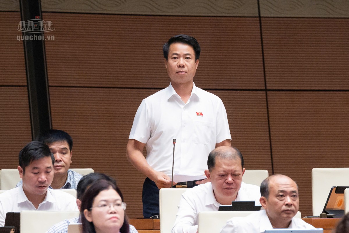 Đại biểu Hoàng Quốc Khánh phát biểu ý kiến tại phiên thảo luận.