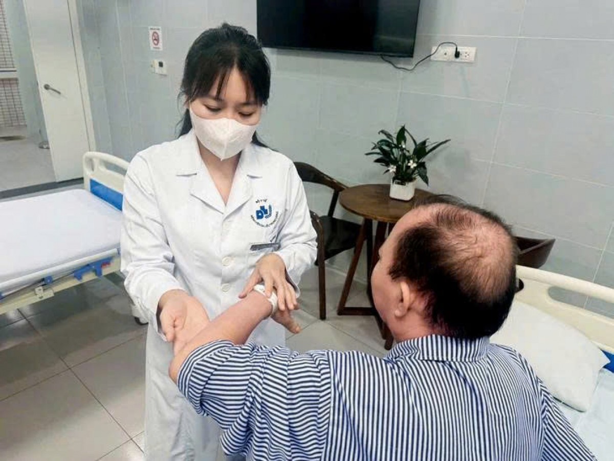 BS. Quách Thị Hà Giang thăm khám cho bệnh nhân vảy nến. Ảnh: Bệnh viện Da liễu Trung ương