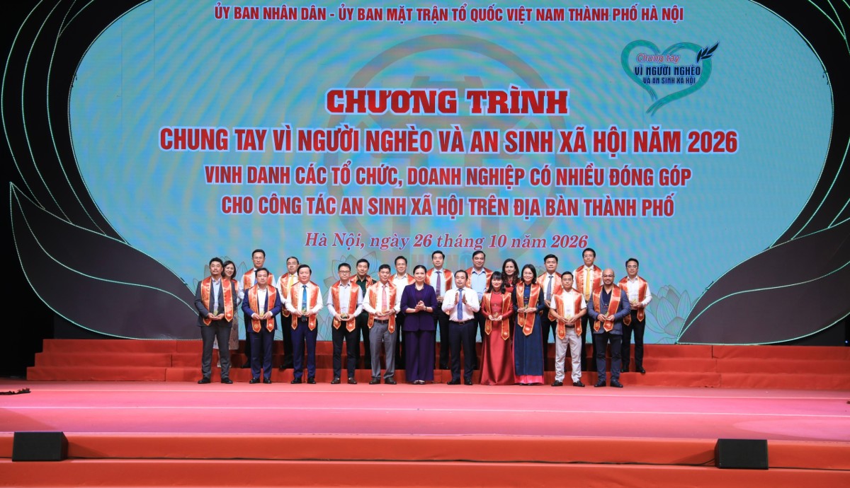 Bí thư Thành ủy Hà Nội Trần Đức Thắng và Phó Chủ tịch, Tổng Thư ký Ủy ban Trung ương Mặt trận Tổ quốc Việt Nam Hà Thị Nga trao biểu trưng vinh danh các đơn vị (Đại diện Vietcombank đứng thứ 3 từ phải sang, hàng thứ hai).