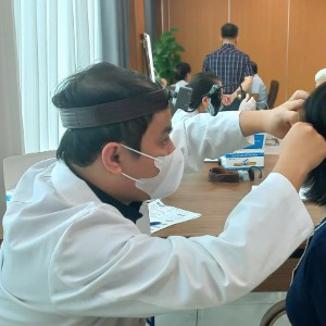 Bác sĩ thám sức khỏe cho người lao động. Ảnh: Thu Hằng.