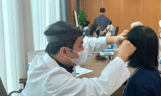 Bác sĩ thám sức khỏe cho người lao động. Ảnh: Thu Hằng.