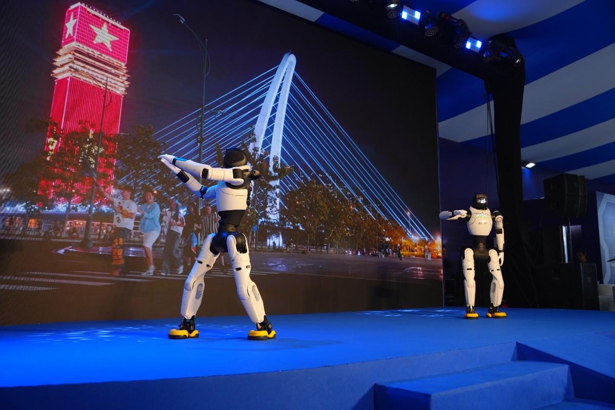 Những chú robot hình người giao tiếp, bắt chước các hoạt động tại Không gian giới thiệu sản phẩm, dịch vụ tăng trưởng xanh lần thứ 4 của TP. Hồ Chí Minh (GRECO 2026) - Ảnh: Minh Hà.