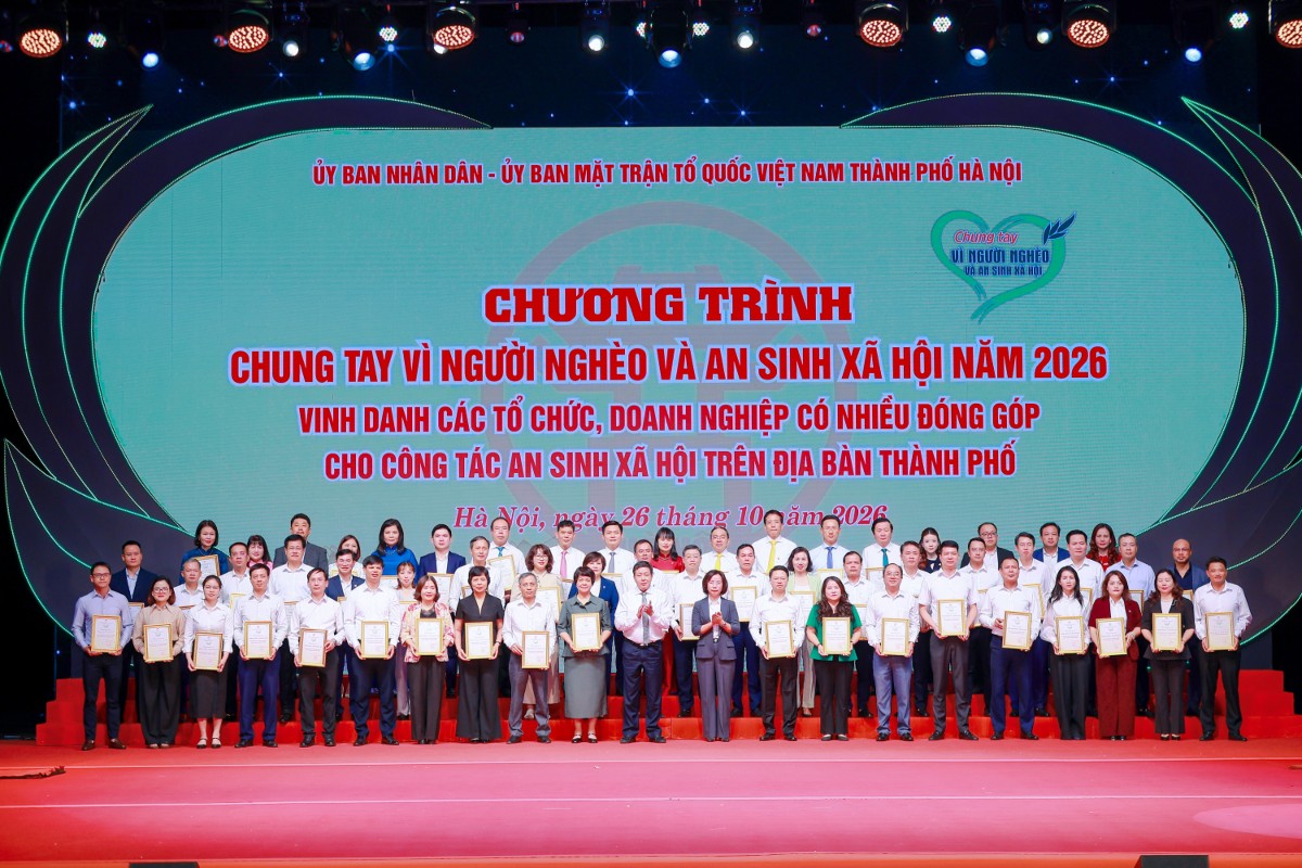 Chủ tịch Ủy ban Mặt trận Tổ quốc Việt Nam thành phố Hà Nội Bùi Huyền Mai và Phó Chủ tịch Thường trực UBND thành phố Hà Nội Dương Đức Tuấn trao Thư cảm ơn các đơn vị.