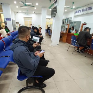Người lao động chờ làm thủ tục hưởng chế độ về bảo hiểm xã hội. Ảnh: Thu Hằng.