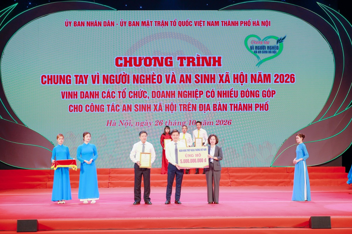 Ông Nguyễn Danh Phương, Phó Bí thư Thường trực Đảng ủy Vietcombank, đại diện ngân hàng trao tặng ủng hộ 5 tỷ đồng tại Chương trình.