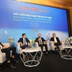 Các diễn giả tham gia phiên thảo luận - Ảnh: Tri Phong.