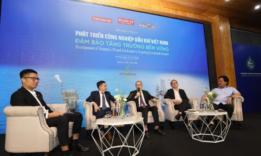 Các diễn giả tham gia phiên thảo luận - Ảnh: Tri Phong.