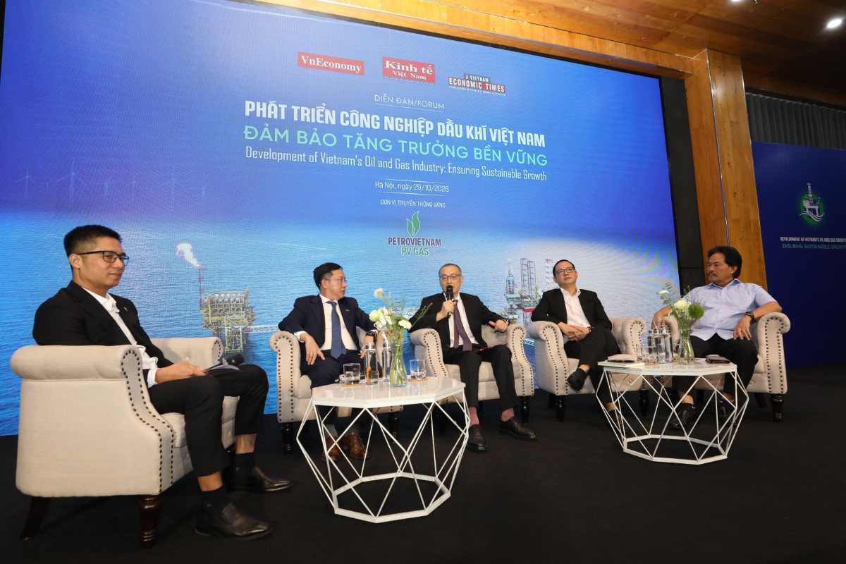 Các diễn giả tham gia phiên thảo luận - Ảnh: Tri Phong.