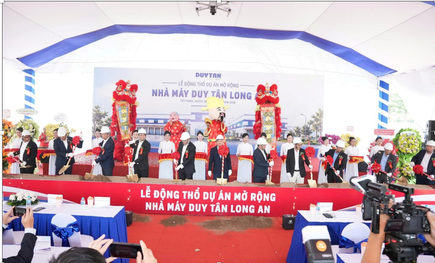 Duy Tan’s leadership team and distinguished guests turn soil at the breaking ground ceremony.