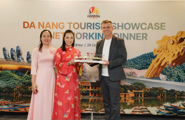 Bà Nguyễn Thị Hoài An (người đứng giữa), tặng quà lưu niệm đại diện Cảng hàng không quốc tế Tây Sydney (WSI), sau buổi thảo luận về tăng cường khả năng kết nối hàng không khu vực trong thời gian tới. Ảnh: TTXTDL Đà Nẵng