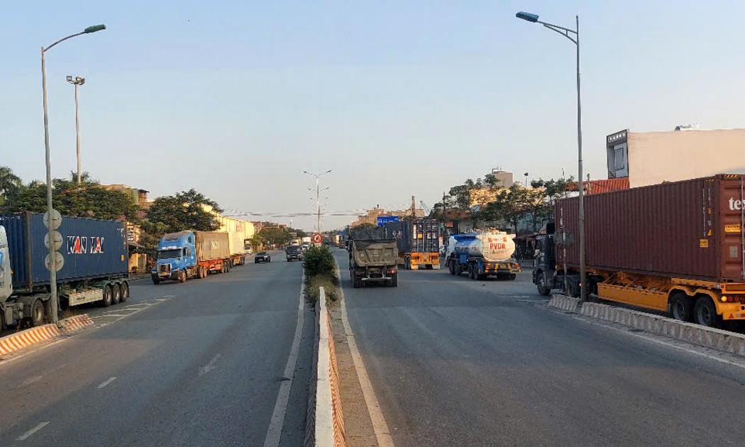 Khu vực nút giao Đình Vũ với lưu lượng xe container đông đúc được xác định có nguy cơ ô nhiễm khói bụi và tiếng ồn. Ảnh: NK
