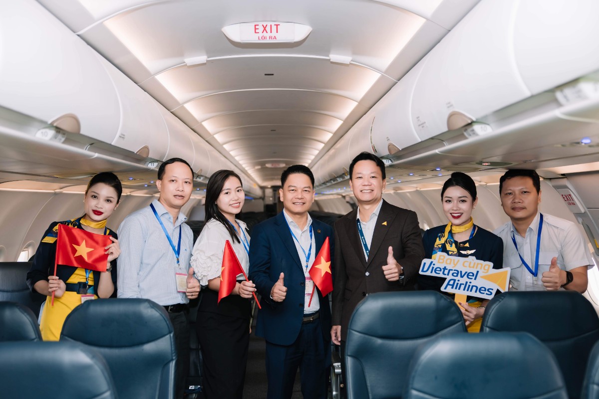 Đại diện Ban Lãnh đạo Vietravel Airlines tại buổi lễ đón tàu bay mới.