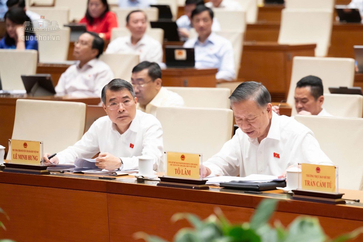 Tổng Bí thư, Chủ tịch nước Tô Lâm và Thủ tướng Chính phủ Lê Minh Hưng tham dự phiên thảo luận. Ảnh: quochoi.vn