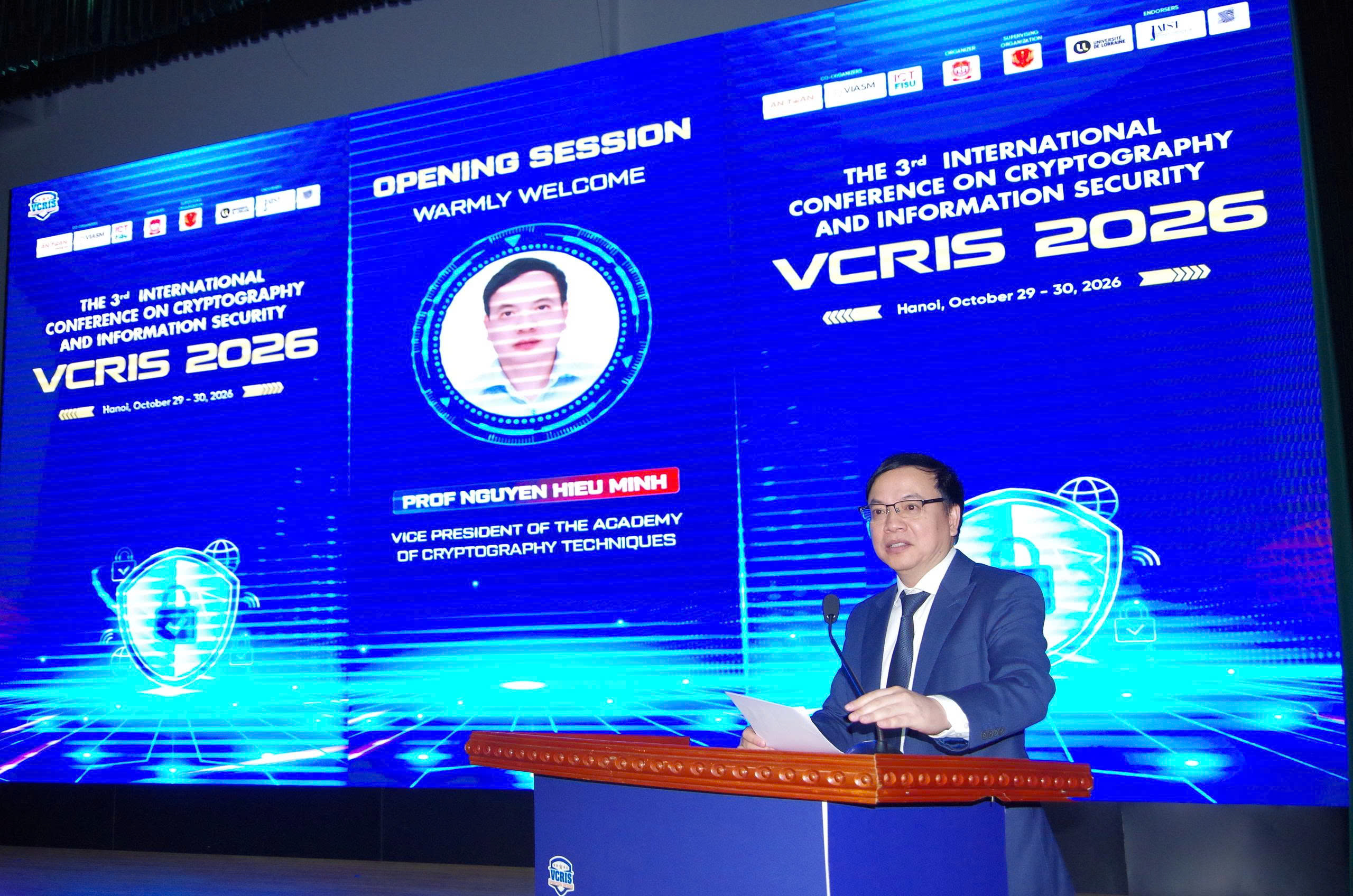 GS.TS. Nguyễn Hiếu Minh, Phó Giám đốc Học viện Kỹ thuật mật mã, Trưởng Ban Tổ chức, phát biểu khai mạc Hội thảo. Ảnh: BTC