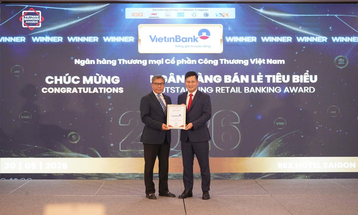 Ông Trần Công Quỳnh Lân- Phó Tổng Giám đốc phụ trách Khối Bán lẻ VietinBank nhận giải thưởng Ngân hàng bán lẻ tiêu biểu 2026.