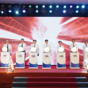 Các đại biểu thực hiện nghi thức khởi công dự án. Ảnh: Tiến Nhất