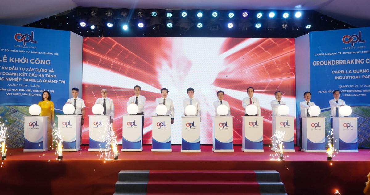 Các đại biểu thực hiện nghi thức khởi công dự án. Ảnh: Tiến Nhất