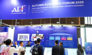 Đại biểu và khách tham quan gian hàng CMC tại Diễn đàn Kinh tế Mùa thu 2026.