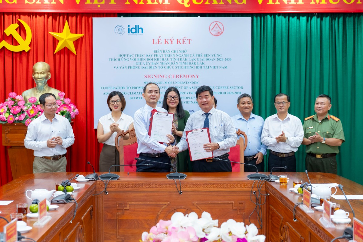 Trao biên bản ghi nhớ. Ảnh: ban tổ chức.