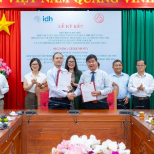 Trao biên bản ghi nhớ. Ảnh: ban tổ chức.
