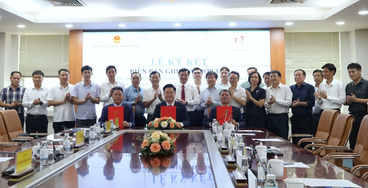 Đại diện các đơn vị ký kết ghi nhớ hợp tác. Ảnh: Trung Nguyên