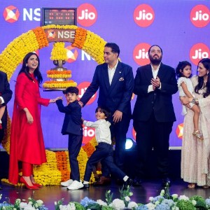 Gia đình Ambani tại sự kiện IPO của Jio - Ảnh: Hindu Times