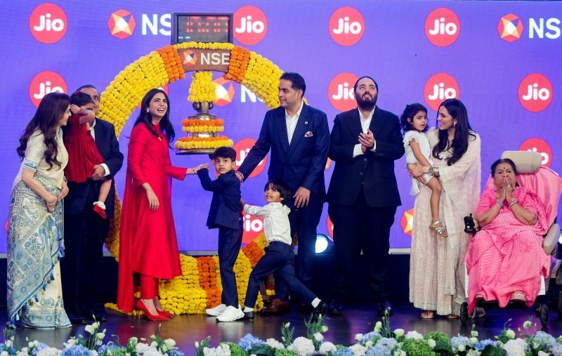 Gia đình Ambani tại sự kiện IPO của Jio - Ảnh: Hindu Times