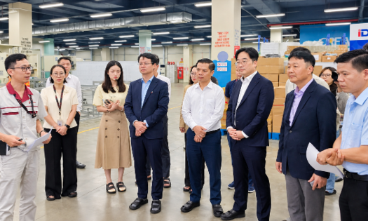 Delegates tour a smart factory facility in Bac Ninh city. (Photo: Samsung)