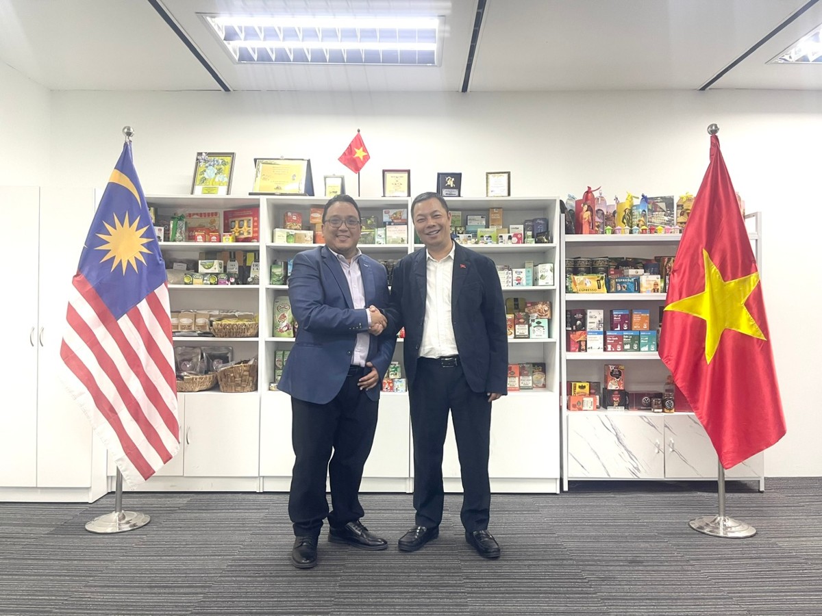 Ông Ariff Khalid, Aska Jitu Enterprise và ông Phùng Văn Thành, Thương vụ Việt Nam tại Malaysia. Ảnh: Thương vụ Việt Nam tại Malaysia.
