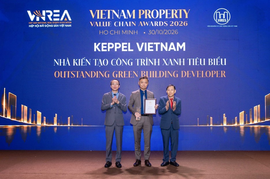 Ông Lim Kay Siong (giữa), Giám đốc Bộ phận Quản lý Vận hành Tài sản, Bộ phận Bất động sản, Keppel Việt Nam, thay mặt Công ty nhận giải thưởng “Nhà kiến tạo Công trình Xanh Tiêu biểu”.