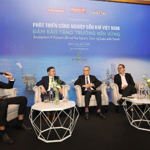 Các diễn giả tham gia phiên toạ đàm. Ông Đặng Thanh Tùng ngồi thứ hai từ trái sang. Ảnh: Việt Dũng.