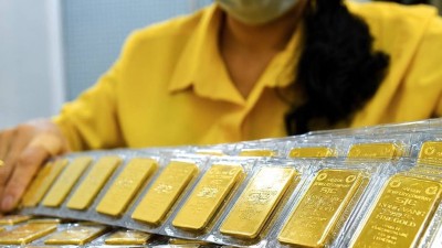 Domestic gold prices fall to three-month low