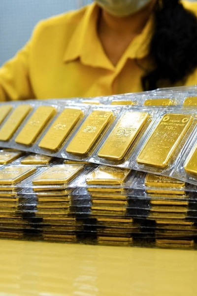 Domestic gold prices fall to three-month low
