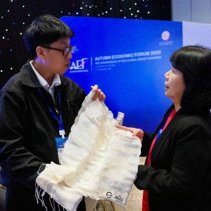 Sản phẩm dệt được làm từ vật liệu sen thủ công được giới thiệu tại sự kiện.